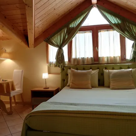לינה וארוחת בוקר Domus Traiani 4*